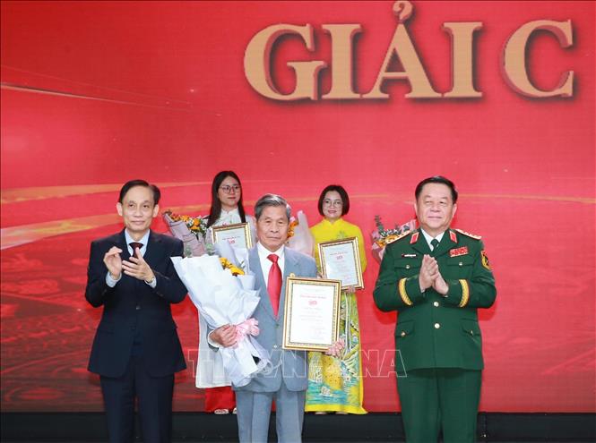 Bộ trưởng Bộ Ngoại giao Lê Hoài Trung và Đại tướng Nguyễn Trọng Nghĩa, Chủ nhiệm Tổng cục Chính trị QĐND Việt Nam trao giải C cho các tác giả. Ảnh: Trọng Đức - TTXVN