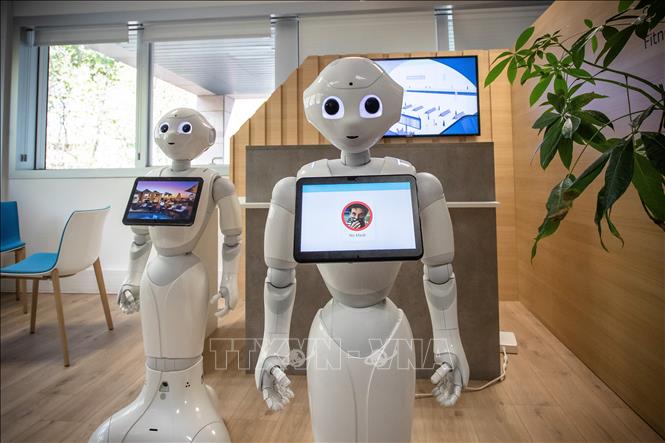 (Tư liệu) Robot Pepper của công ty SoftBank Robotics tại Paris, Pháp. Ảnh: THX/TTXVN