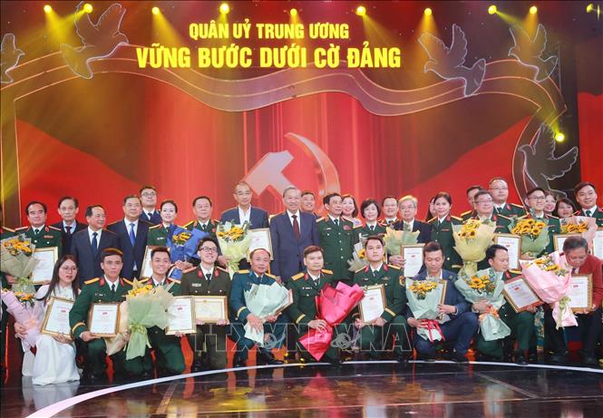 Tổng Bí thư Tô Lâm và các tác giả đoạt giải. Ảnh: Trọng Đức - TTXVN