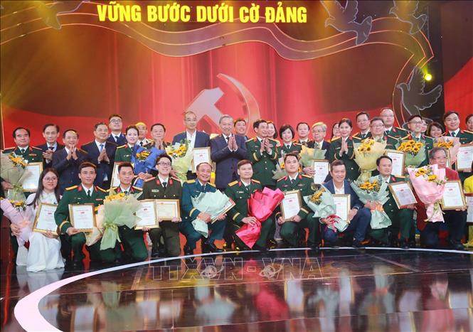 Tổng Bí thư Tô Lâm và các tác giả đoạt giải. Ảnh: Trọng Đức - TTXVN