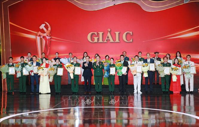 Bộ trưởng Bộ Ngoại giao Lê Hoài Trung và Đại tướng Nguyễn Trọng Nghĩa, Chủ nhiệm Tổng cục Chính trị QĐND Việt Nam trao giải C cho các tác giả. Ảnh: Trọng Đức - TTXVN