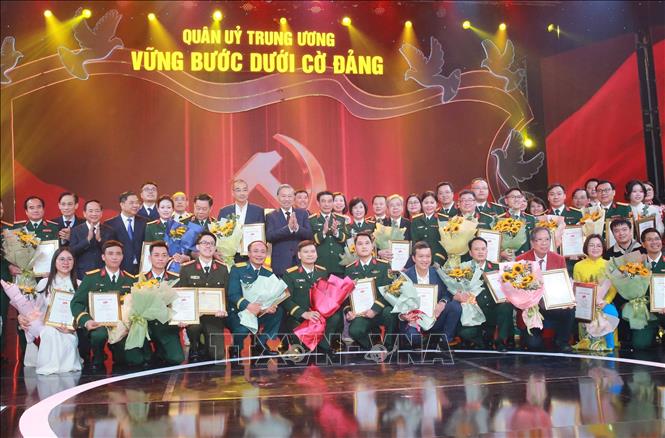 Tổng Bí thư Tô Lâm và các tác giả đoạt giải. Ảnh: Trọng Đức - TTXVN