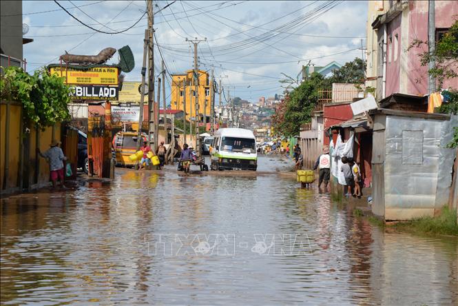 Cảnh ngập lụt sau những trận mưa lớn do bão Fytia tại Antananarivo, Madagascar, ngày 2/2/2026. Ảnh: THX/TTXVN