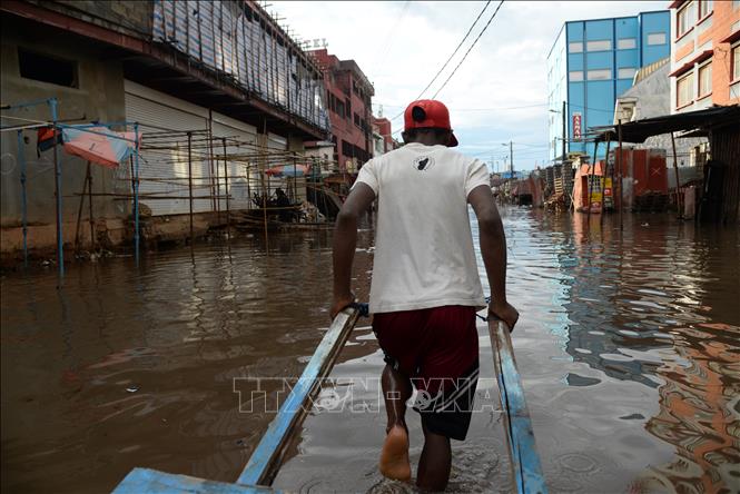 Cảnh ngập lụt sau những trận mưa lớn do bão Fytia tại Antananarivo, Madagascar, ngày 2/2/2026. Ảnh: THX/TTXVN