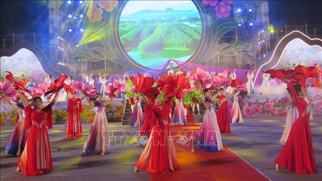 Các tiết mục được dàn dựng công phu, hấp dẫn. Ảnh: Hương Thu - TTXVN