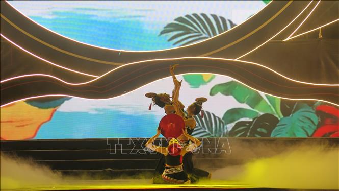 Các tiết mục được dàn dựng công phu, hấp dẫn. Ảnh: Hương Thu-TTXVN                   