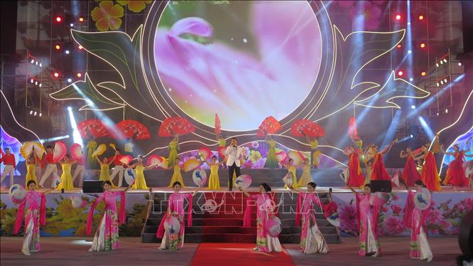 Các tiết mục được dàn dựng công phu, hấp dẫn. Ảnh: Hương Thu - TTXVN