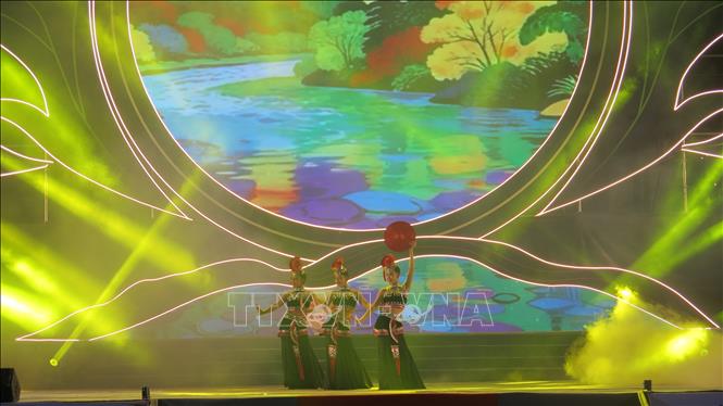 Các tiết mục được dàn dựng công phu, hấp dẫn. Ảnh: Hương Thu - TTXVN                    