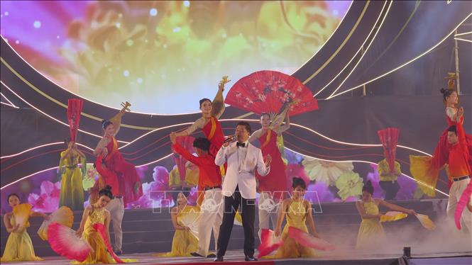 Các tiết mục được dàn dựng công phu, hấp dẫn. Ảnh: Hương Thu- TTXVN