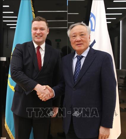 Phó Thủ tướng Thường trực Chính phủ Nguyễn Hoà Bình và Tổng Giám đốc Tòa án AIFC Christopher Campbell-Holt. Ảnh: Tâm Hằng, phóng viên TTXVN tại Trung Á