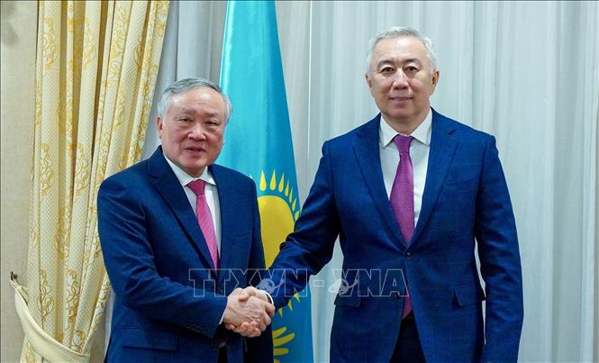 Phó Thủ tướng Thường trực Chính phủ Nguyễn Hoà Bình và Phó Thủ tướng, Bộ trưởng Bộ Kinh tế Quốc dân Kazakhstan ông Serik Zhumangarin. Ảnh: Tâm Hằng, phóng viên TTXVN tại Trung Á