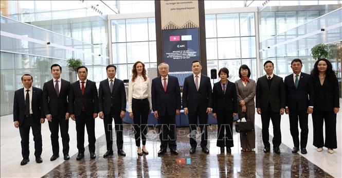 Phó Thủ tướng Thường trực Nguyễn Hoà Bình và đoàn công tác Chính phủ khảo sát Trung tâm tài chính quốc tế Astana. Ảnh: Tâm Hằng, phóng viên TTXVN tại Trung Á