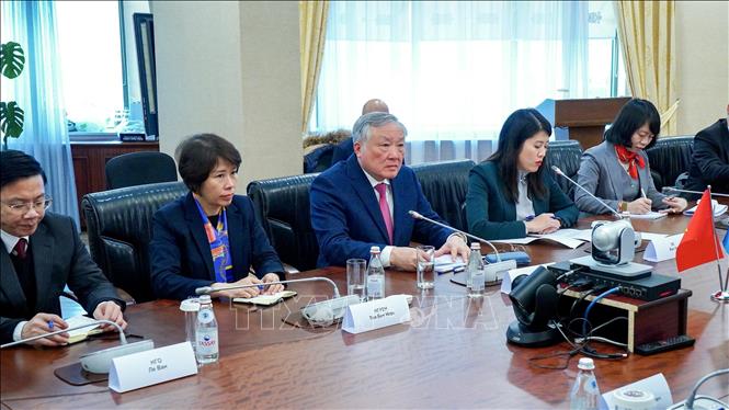 Đoàn công tác Chính phủ Việt Nam tại buổi làm việc với Phó thủ tướng, Bộ trưởng Kinh tế quốc dân Kazakhstan. Ảnh: Tâm Hằng, phóng viên TTXVN tại Trung Á