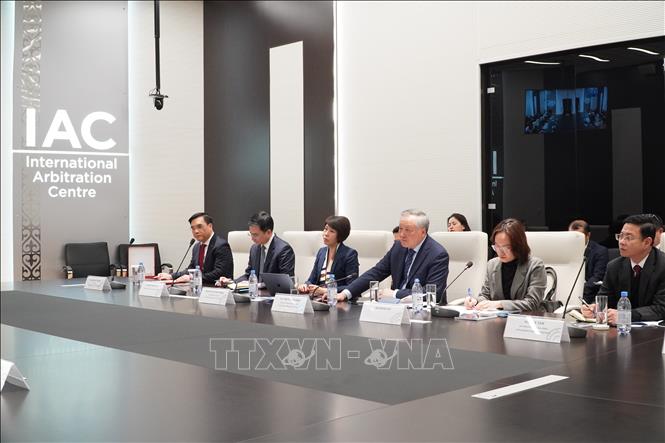 Phó Thủ tướng Thường trực Chính phủ Nguyễn Hoà Bình tại buổi làm việc với ông Christopher Campbell-Holt - Tổng Giám đốc Tòa án AIFC. Ảnh: Tâm Hằng, phóng viên TTXVN tại Trung Á