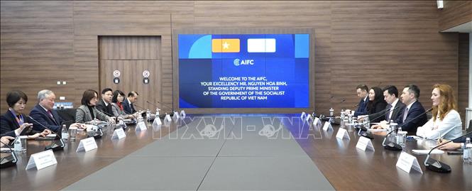 Đoàn công tác Chính phủ Việt Nam trao đổi kinh nghiệm tại Tòa án AIFC. Ảnh: Tâm Hằng, phóng viên TTXVN tại Trung Á 