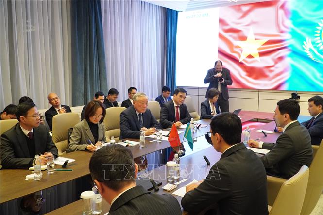 Phó Thủ tướng Thường trực Chính phủ Nguyễn Hoà Bình tại buổi làm việc với Tổng Giám đốc Quỹ Đầu tư Quốc gia Kazakhstan Samruk – Kazyna ông Nurlan Zhakupov. Ảnh: Tâm Hằng, phóng viên TTXVN tại Trung Á 