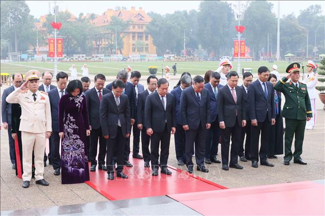 Thành ủy, Hội đồng nhân dân, Ủy ban nhân dân, Ủy ban Mặt trận Tổ quốc Việt Nam thành phố Hà Nội tưởng niệm Chủ tịch Hồ Chí Minh. Ảnh: An Đăng - TTXVN