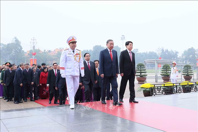 Lãnh đạo Đảng, Nhà nước viếng Chủ tịch Hồ Chí Minh nhân kỷ niệm 96 năm Ngày thành lập Đảng Cộng sản Việt Nam. Ảnh: An Đăng - TTXVN