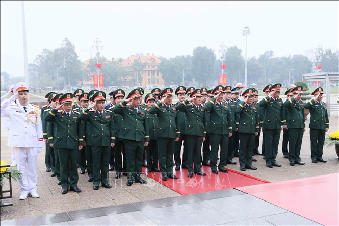 Đoàn đại biểu Quân ủy Trung ương - Bộ Quốc phòng tưởng niệm Chủ tịch Hồ Chí Minh. Ảnh: An Đăng - TTXVN