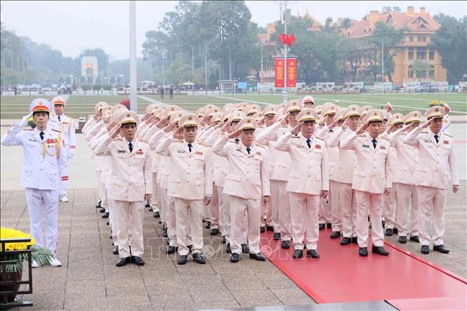 Đoàn đại biểu Công an Trung ương - Bộ Công an tưởng niệm Chủ tịch Hồ Chí Minh. Ảnh: An Đăng - TTXVN
