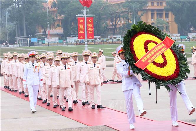Đoàn đại biểu Công an Trung ương - Bộ Công an đến đặt vòng hoa và vào Lăng viếng Chủ tịch Hồ Chí Minh. Ảnh: An Đăng - TTXVN