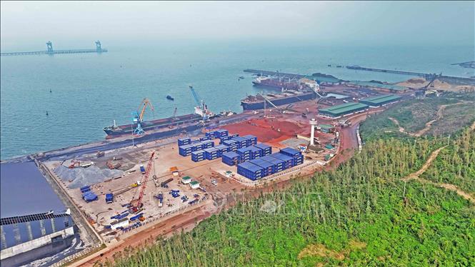 Cảng Vũng Áng được tỉnh Hà Tĩnh định hướng trở thành trung tâm cảng biển logistics của khu vực và cả nước. Ảnh: Hữu Quyết - TTXVN