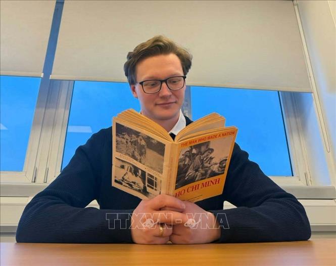 Học giả Kyril Whittaker nghiên cứu về Chủ tịch Hồ Chí Minh. Ảnh: TTXVN phát