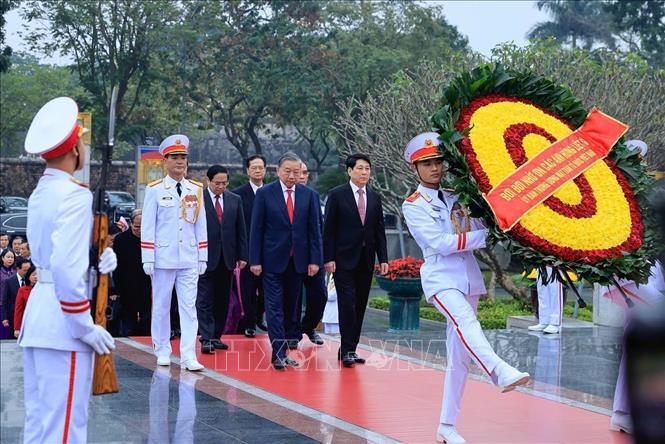 Đoàn Lãnh đạo Đảng, Nhà nước đặt vòng hoa tại Đài tưởng niệm các Anh hùng liệt sĩ. Ảnh: TTXVN