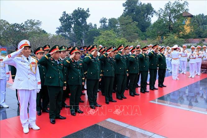 Đoàn đại biểu Quân ủy Trung ương và Bộ Quốc phòng tưởng niệm các Anh hùng liệt sĩ. Ảnh: TTXVN