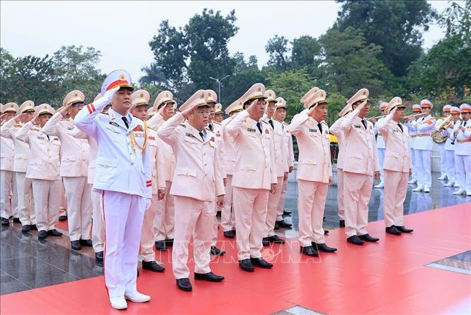 Đoàn đại biểu Đảng ủy Công an Trung ương và Bộ Công an tưởng niệm các Anh hùng liệt sĩ. Ảnh: TTXVN
