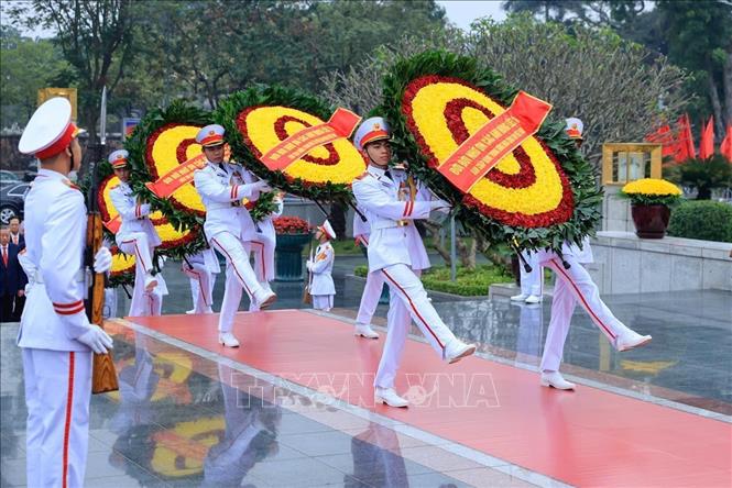 Đoàn Lãnh đạo Đảng, Nhà nước đặt vòng hoa tại Đài tưởng niệm các Anh hùng liệt sĩ. Ảnh: TTXVN