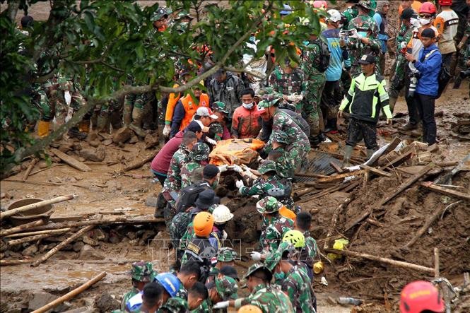 Lực lượng cứu hộ chuyển thi thể nạn nhân tại hiện trường vụ sạt lở đất ở tỉnh Tây Java, Indonesia ngày 26/1/2026. Ảnh: THX/TTXVN