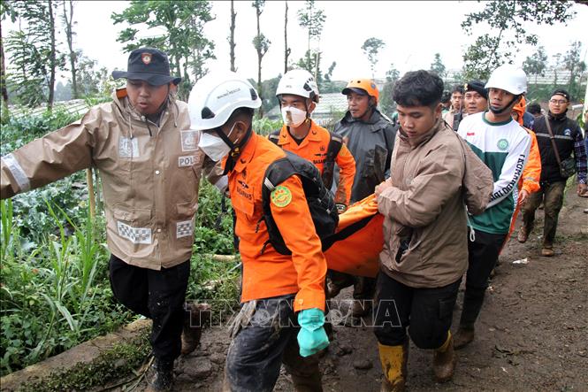 Lực lượng cứu hộ chuyển thi thể nạn nhân tại hiện trường vụ sạt lở đất ở tỉnh Tây Java, Indonesia ngày 26/1/2026. Ảnh: THX/TTXVN