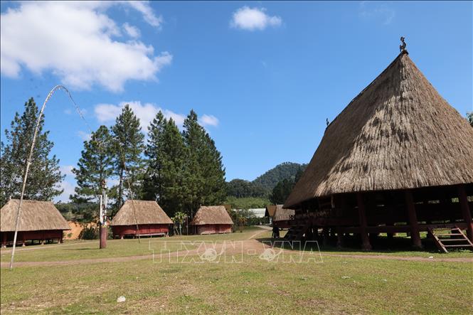 Những ngôi nhà truyền thống của đồng bào Cơ Tu ở xã Tây Giang, thành phố Đà Nẵng. Ảnh: Đỗ Trưởng – TTXVN