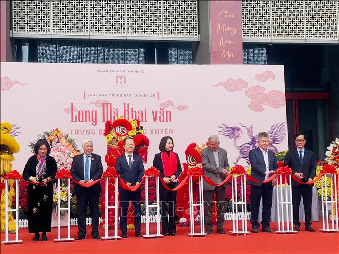 Các đại biểu cắt băng khai mạc trưng bày chuyên đề “Long Mã khai văn” mừng Xuân Bính Ngọ 2026. Ảnh: Tuyết Mai - TTXVN