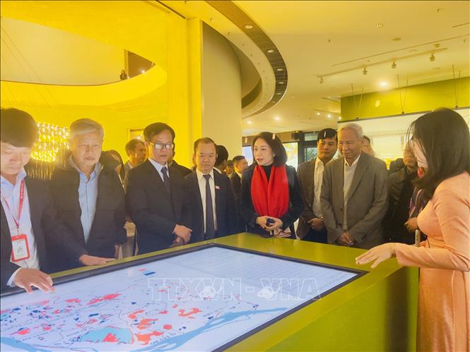 Các đại biểu tham quan không gian trưng bày tại Bảo tàng Hà Nội. Ảnh: Tuyết Mai - TTXVN