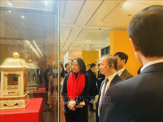 Các đại biểu tham quan không gian trưng bày tại Bảo tàng Hà Nội. Ảnh: Tuyết Mai - TTXVN