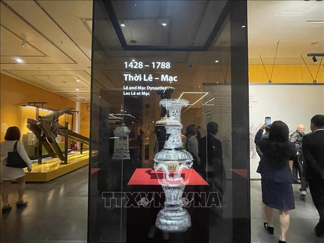 Bảo vật trưng bày trong không gian “Long Mã khai văn” tại Bảo tàng Hà Nội. Ảnh: Tuyết Mai - TTXVN