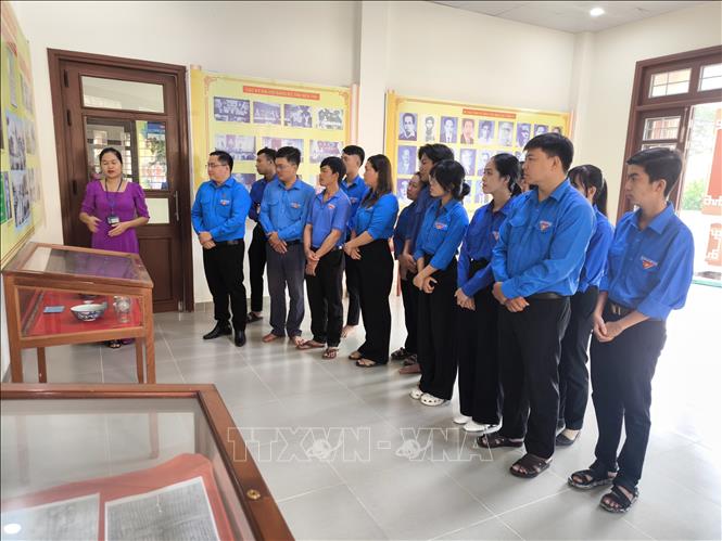 Đoàn viên thanh niên tỉnh Vĩnh Long tham quan, tìm hiểu về lịch sử thành lập Chi bộ Đảng đầu tiên của tỉnh Bến Tre (cũ) tại xã Tân Xuân, tỉnh Vĩnh Long. Ảnh: Huỳnh Phúc Hậu - TTXVN