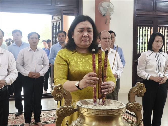 Các đại biểu dâng hương tại nơi thành lập Chi bộ Đảng đầu tiên của tỉnh Bến Tre (cũ) tại xã Tân Xuân, tỉnh Vĩnh Long. Ảnh: Huỳnh Phúc Hậu - TTXVN