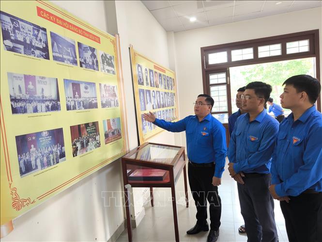 Đoàn viên thanh niên tỉnh Vĩnh Long tham quan, tìm hiểu về lịch sử thành lập Chi bộ Đảng đầu tiên của tỉnh Bến Tre (cũ) tại xã Tân Xuân, tỉnh Vĩnh Long. Ảnh: Huỳnh Phúc Hậu - TTXVN