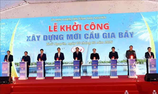 Các đại biểu thực hiện nghi thức khởi công xây cầu Gia Bảy mới. Ảnh: Trần Trang-TTXVN 