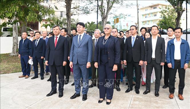 Cộng đồng người Việt tại Cuba thành kính tưởng nhớ công ơn vĩ đại của Chủ tịch Hồ Chí Minh, người sáng lập, lãnh đạo và rèn luyện Đảng Cộng sản Việt Nam. Ảnh: Việt Hùng - PV TTXVN tại Cuba