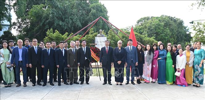 Cộng đồng người Việt tại Cuba dâng hoa tại tượng đài Chủ tịch Hồ Chí Minh ở thủ đô La Habana. Ảnh: Việt Hùng - PV TTXVN tại Cuba