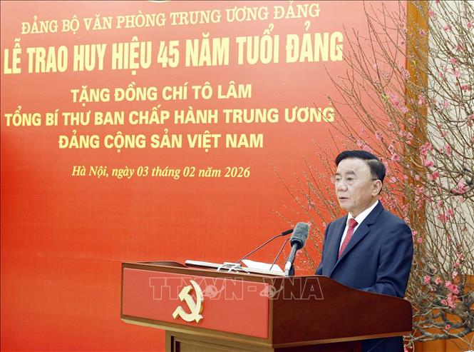 Đồng chí Trần Cẩm Tú, Uỷ viên Bộ Chính trị, Thường trực Ban Bí thư phát biểu. Ảnh: Thống Nhất – TTXVN