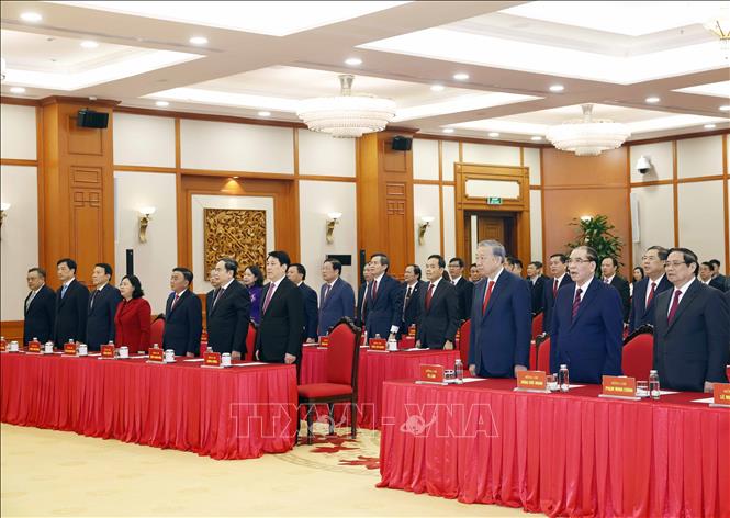Tổng Bí thư Tô Lâm và các đại biểu thực hiện nghi lễ chào cờ. Ảnh: Thống Nhất – TTXVN