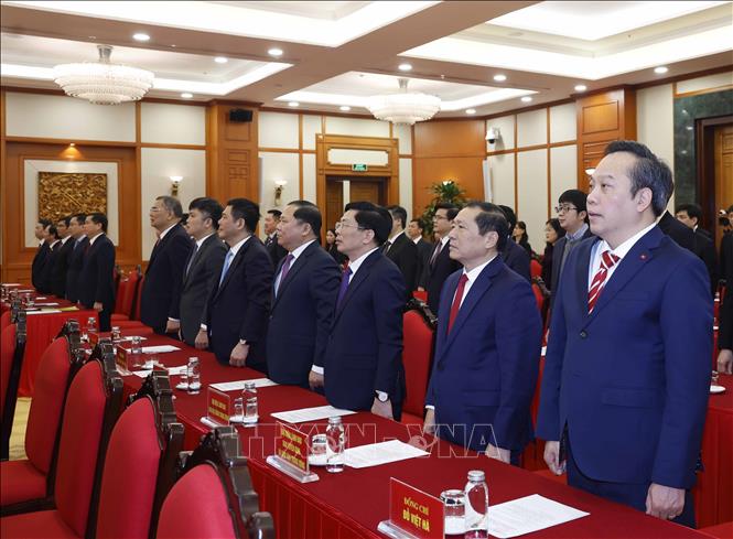 Các đại biểu thực hiện nghi lễ chào cờ. Ảnh: Thống Nhất – TTXVN