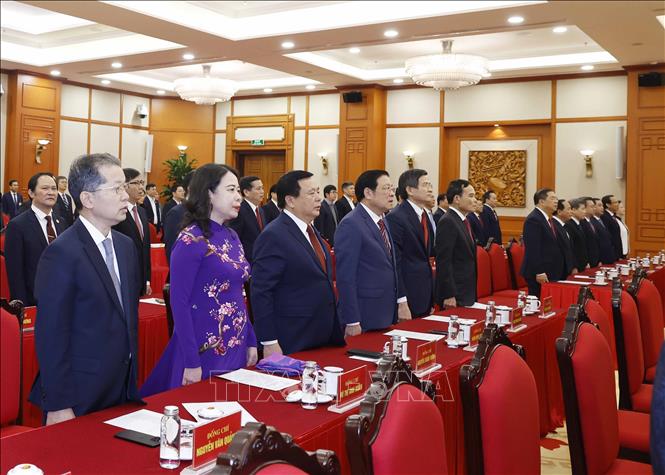 Các đại biểu thực hiện nghi lễ chào cờ. Ảnh: Thống Nhất – TTXVN