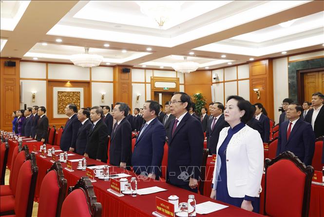 Các đại biểu thực hiện nghi lễ chào cờ. Ảnh: Thống Nhất – TTXVN