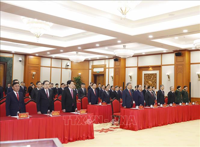 Tổng Bí thư Tô Lâm và các đại biểu thực hiện nghi lễ chào cờ. Ảnh: Thống Nhất – TTXVN